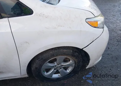 2016 Toyota Sienna Le 8 Passenger z USA, uszkodzony, nr VIN 5TDKK3DC3GS757877